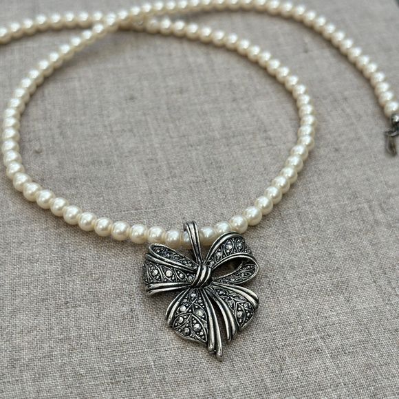 Vintage Avon White Faux Glass Pearls & Silver Tone Bow Necklace 12" L Costume - Picture 1 of 14